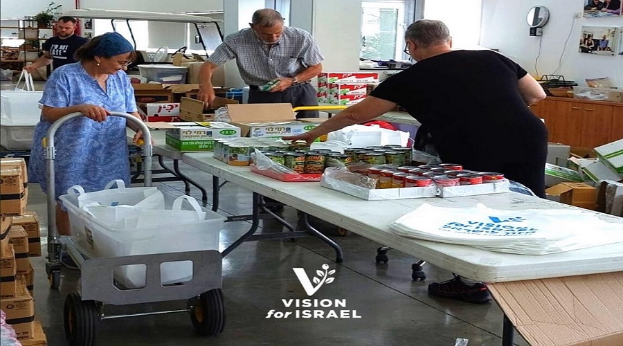 A group of people sitting around tables with food.